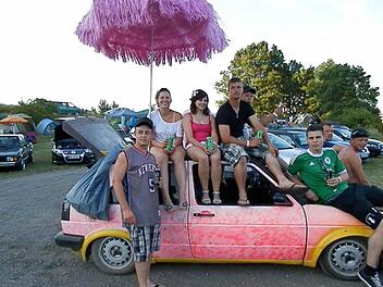 Diese junge Truppe ist mit Planschbecken und Sonnenschirm aus Haßfurt angereist. Foto: Rainer Fritsch
