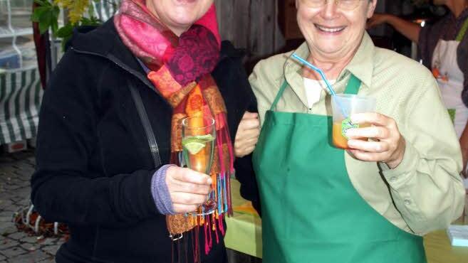 Sie kam gerade richtig zum Urlaub in die Heimat - Gabi Göppner-Bourke (links) lebt in Christchurch in Neuseeland. Rechts Monika Wahlich.