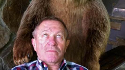 Willy Kastner beäugt in der Jausenstation, skeptisch den Bären, ...