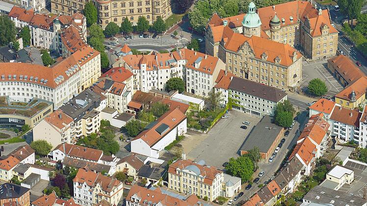 Das Luftbild lässt gut den Parkplatz als unbebaute Fläche erkennen.