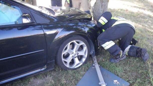 Ein Verkehrszeichen wurde bei dem Unfall umgeworfen.