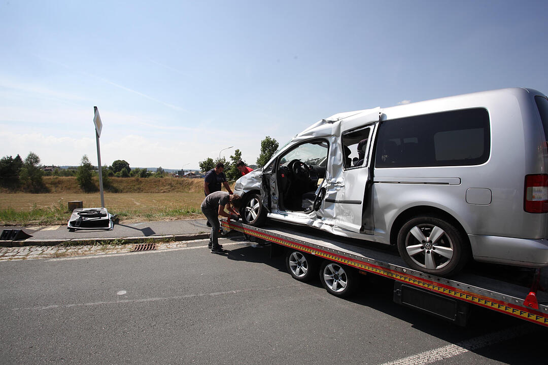 Lkw kracht in abbiegenden Familienwagen - Vier Verletzte
