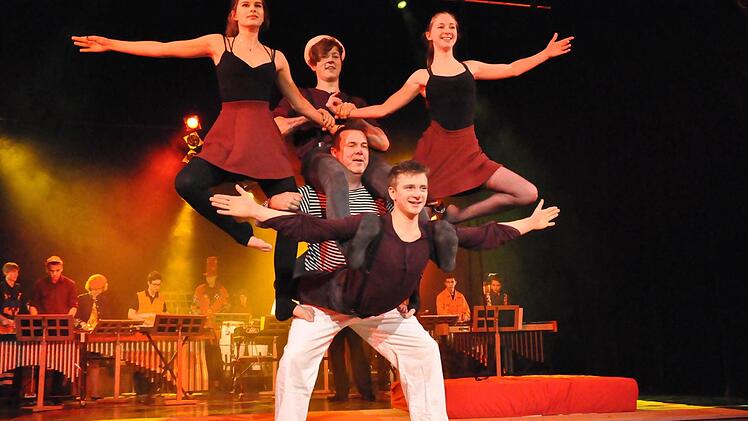 Beeindruckend die artistischen Leistungen des Teams von Circus Luna.  Foto: Peter Klopf