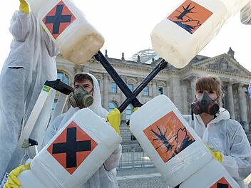 Aktivisten vom Bund f&uuml;r Umwelt und Naturschutz demonstrieren vor dem Bundestag in Berlin gegen den Einsatz des Pflanzenschutzmittels Glyphosat. Foto: Rainer Jensen/dpa