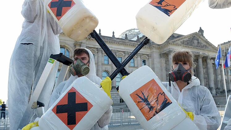 Aktivisten vom Bund f&uuml;r Umwelt und Naturschutz demonstrieren vor dem Bundestag in Berlin gegen den Einsatz des Pflanzenschutzmittels Glyphosat. Foto: Rainer Jensen/dpa