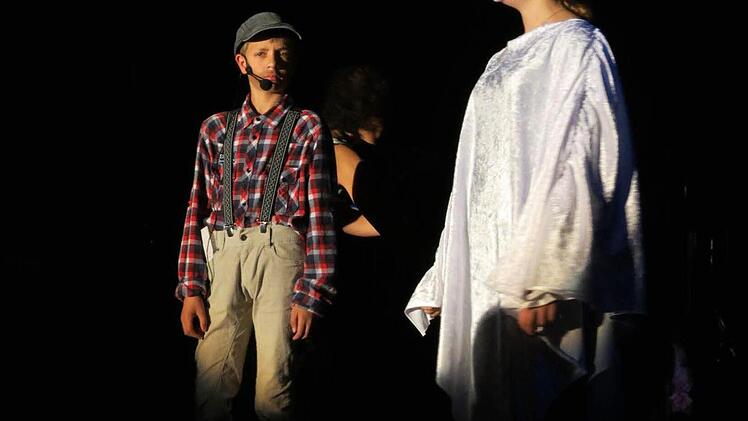 Gespenst und Schul-Hausmeister der Theater-Gruppe lotsten das Publikum gekonnt durch den Abend. Foto: Doris Bauer