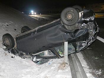 Nahe Lautertal im Landkreis Coburg ist ein 54-jähriger Autofahrer bei einem Unfall am Dienstagabend schwer verletzt worden. Foto: Michael Stelzner
