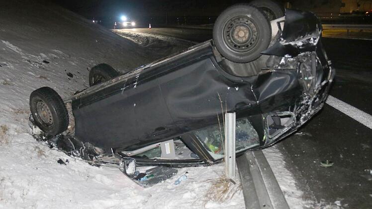 Nahe Lautertal im Landkreis Coburg ist ein 54-jähriger Autofahrer bei einem Unfall am Dienstagabend schwer verletzt worden. Foto: Michael Stelzner