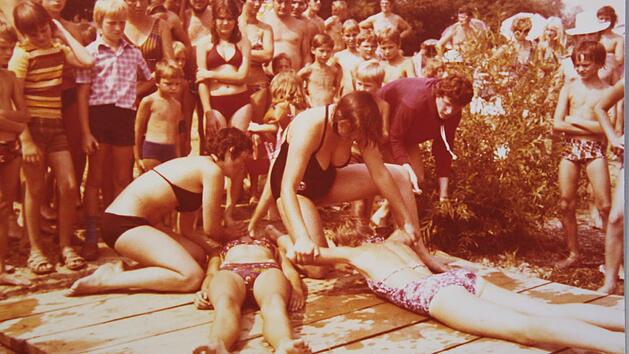 Tag der Wasserwacht 1976 mit Erste-Hilfe-Vorführung am Staffelsteiner Badesee. Foto: privat