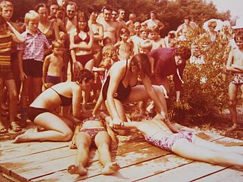 Tag der Wasserwacht 1976 mit Erste-Hilfe-Vorführung am Staffelsteiner Badesee. Foto: privat