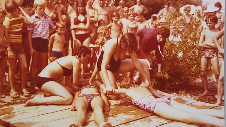 Tag der Wasserwacht 1976 mit Erste-Hilfe-Vorführung am Staffelsteiner Badesee. Foto: privat