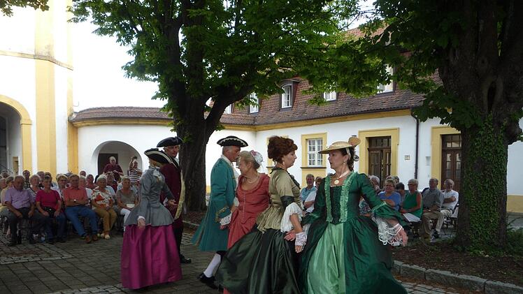 Tänze in zeitgenössischer Kleidung machten die Barock-Ära auf der Jägersburg lebendig.  Foto: Görner