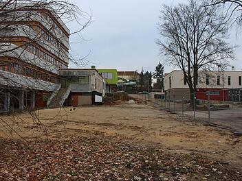 Hier stand bis vor wenigen Wochen die alte Doppelturnhalle. Jetzt soll das Areal in den Pausenhof integriert werden. Links der Kollegstufenbau des Gymnasiums, im Hintergrund der Gymnasium-Neubau und das Hallenbad, rechts die neue Zweifachhalle mit den Räumen für Mittagsbetreuung. Andreas Dorsch