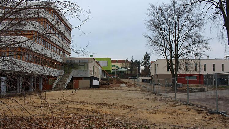 Hier stand bis vor wenigen Wochen die alte Doppelturnhalle. Jetzt soll das Areal in den Pausenhof integriert werden. Links der Kollegstufenbau des Gymnasiums, im Hintergrund der Gymnasium-Neubau und das Hallenbad, rechts die neue Zweifachhalle mit den Räumen für Mittagsbetreuung. Andreas Dorsch
