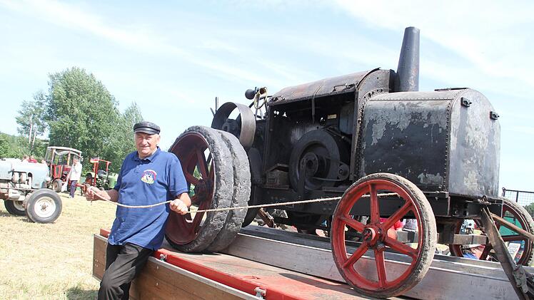Walter Lehnert beweist Sinn für Humor. Sein Motorpferd hat er vorsichtshalber angeleint.