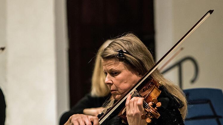 Impressionen vom Weihnachtskonzert mit dem Collegium Musicum Coburg in der Morizkirche: Beatrix Seidlitz (Violine)Foto: Jochen Berger