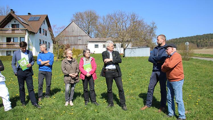 Ortstermin mit dem Landesvorstand des Bund Naturschutz (von links) Landesbeauftragter Martin Geilhufe, Reinhard Dörfler, Brunhilde Kohl und Wilhelmine Denk von der Bürgerinitiative, BUND-Landesvorsitzender Richard Mergner, Kreisgruppenvorsitzender Karlheinz Vollrath und stellvertretender Landesvorsitzender Sebastian Schönauer.