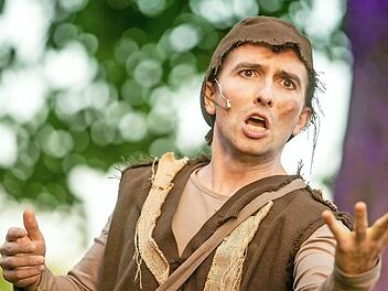 Tom Ohnerastals Sosias in "Amphitryon". Zum Abschluss der Saison ist er dann am Sonntag auch in "Dinner for Chef" mit Stefan Haufe zu sehen. Foto: Frank Wunderatsch