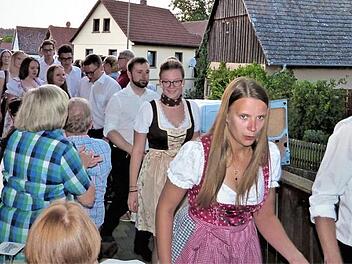 Mit lauten Kerwa-Rufen zogen die Ortsmadla und Ortsburschen zur Tanzlinde. Fotos: Werner Reißaus