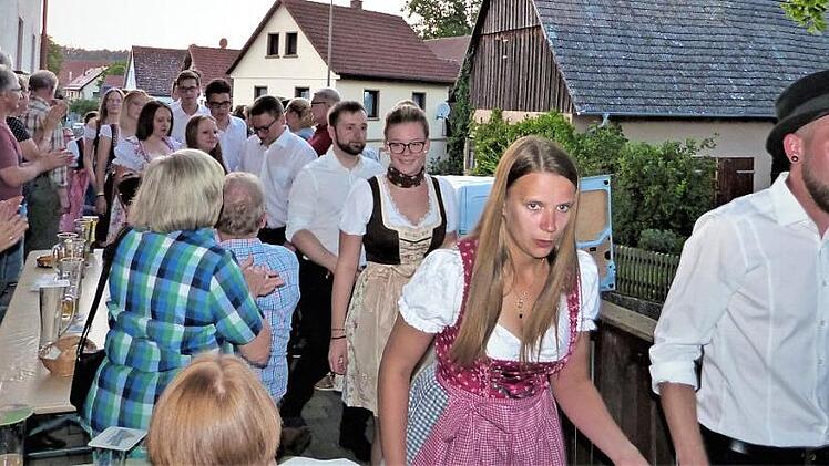 Mit lauten Kerwa-Rufen zogen die Ortsmadla und Ortsburschen zur Tanzlinde. Fotos: Werner Reißaus