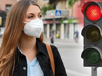 Die Corona-Ampel für den Landkreis Haßberge hat die Stufe "Rot" erreicht. Symboldbild: zigres - stock.adobe.com / Montage: Dagmar Klumb