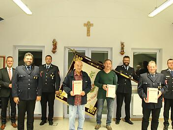 Bürgermeister Mario Götz (von links), Stefan Gärtner, Alexander Muth, Paul Weigand, Wolfgang Wigand, Kommandant Jochen Meder, Ottmar Täuber und KBM Torsten Büchner.
