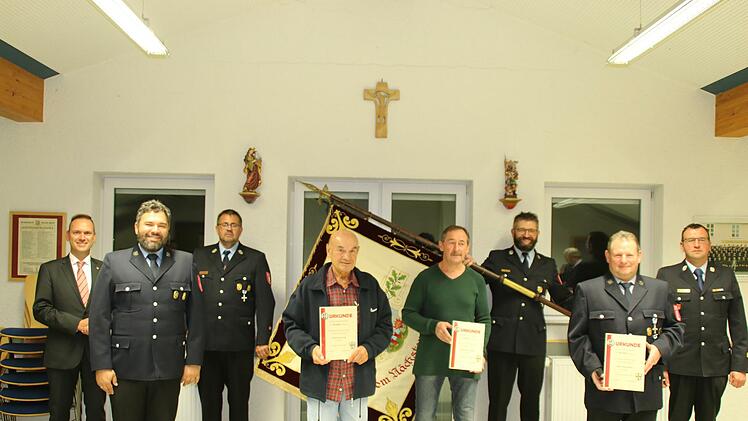 Bürgermeister Mario Götz (von links), Stefan Gärtner, Alexander Muth, Paul Weigand, Wolfgang Wigand, Kommandant Jochen Meder, Ottmar Täuber und KBM Torsten Büchner.