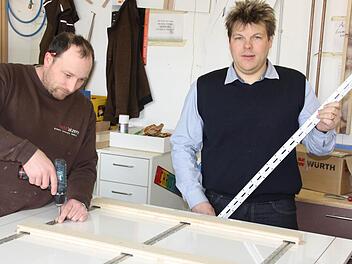 Matthias Wagner (links) und Stefan Detzner (rechts) haben für Matthias Schäfers Erfindung - ein Schienensystem für den Ladenbau - Gebrauchsmusterschutz erwirkt.  Fotos: Edgar Bartl/ privat