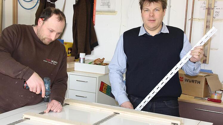 Matthias Wagner (links) und Stefan Detzner (rechts) haben für Matthias Schäfers Erfindung - ein Schienensystem für den Ladenbau - Gebrauchsmusterschutz erwirkt.  Fotos: Edgar Bartl/ privat