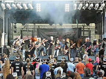 Alle ran an die Luftgitarre: Organisator Stefan Beier gewann die Wette, die er mit dem Fränkischen Tag zum Kreisjugendfest eingegangen war - und holte zehn Mitstreiter auf die Bühne, die "Highway to hell" von AC/DC anstimmten - live. Foto: Thomas Kraus