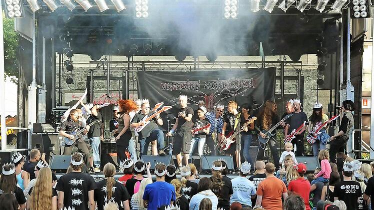 Alle ran an die Luftgitarre: Organisator Stefan Beier gewann die Wette, die er mit dem Fränkischen Tag zum Kreisjugendfest eingegangen war - und holte zehn Mitstreiter auf die Bühne, die "Highway to hell" von AC/DC anstimmten - live. Foto: Thomas Kraus
