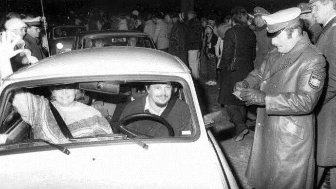 Die ersten Trabis passieren den Grenzübergang und werden von der bayerischen Grenzpolizei kontrolliert. Foto: Friedwald Schedel