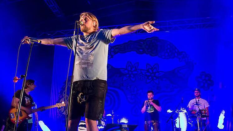 Der Tambacher Sommer umarmt Musiker wie Besucher. Zum Abschluss drückten LaBrassBanda mit ihrem Bandleader Stefan Dettl nochmal ein paar Tausende an ihr weites musikalisches Herz.  Fotos: Albert Höchstädter
