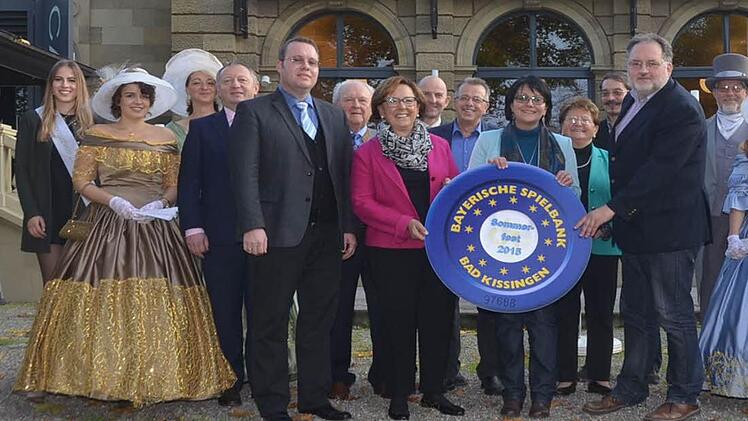 Viele Persönlichkeiten des öffentlichen Lebens halfen beim Sommerfest der Spielbank Bad Kissingen beim Jetonverkauf zugunsten Bedürftiger mit. In diesem Jahr ging der Erlös an die Lebenshilfe Hammelburg, die Deutsche Knochmarkspenderdatei und die Aktion Patenkind e.V. der Mainpost. Jetzt wurden die Schecks übergeben. Foto: Peter Rauch