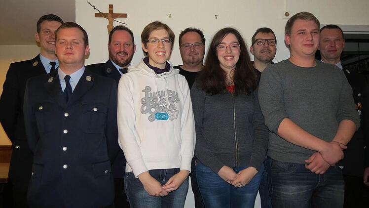 Neuzugänge bei der Wehr (v.l.)KBM Dominik Billmann, Lucas Hannwacker, Vorsitzender Matthias Büttner, Rebekka Büttner, Patrick Büttner, Antonia Büttner, 3. BGM Bernhard Herterich, Pascal Hehn, Kommandant Edgar RöderWeitere Neuzugänge die auf dem Bild nicht dabei sind: Rahel Hekermann, Christof Manikofski Foto: Doris Bauer
