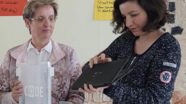 Die Staatssekret&auml;rin Dorothee B&auml;r (rechts) &uuml;berreichte an Rektorin Gisela Schott den Computer und den Roboterbausatz. Foto: Peter Schmieder