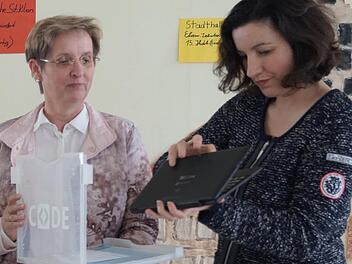 Die Staatssekretärin Dorothee Bär (rechts) überreichte an Rektorin Gisela Schott den Computer und den Roboterbausatz. Foto: Peter Schmieder
