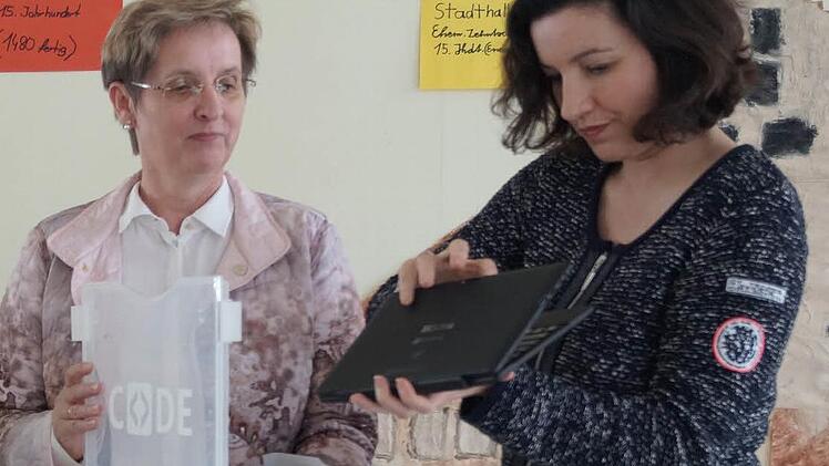 Die Staatssekretärin Dorothee Bär (rechts) überreichte an Rektorin Gisela Schott den Computer und den Roboterbausatz. Foto: Peter Schmieder