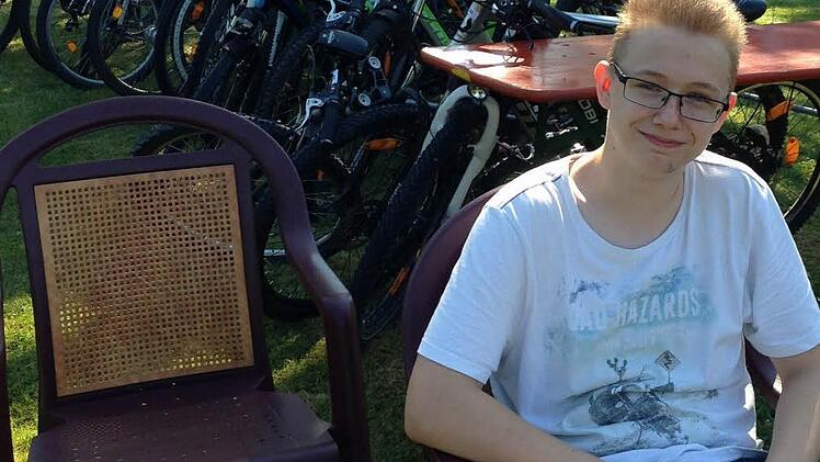 Fabian passte im Schatten auf die Räder der Teilnehmer auf.  Foto: Daniel Ruppert