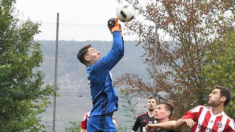 Augen zu und durch, dachte sich wohl Patrick Kasiow vom FC Kahl im Spiel gegen Fuchsstadt.  Foto: Hopf
