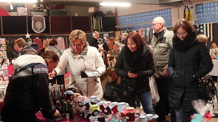 Eifrig nachgefragt wurden die Geschenk- und Weihnachtsartikel in der "Markthalle" der Freiwilligen Feuerweht Michelau. Foto: Klaus Gagel