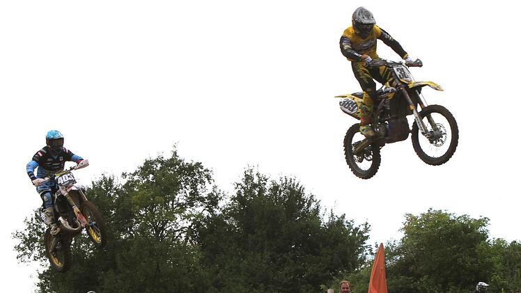 Die Luftsprünge machten den Fahrern wie Alfred Schürer (403) und Dominic Fischer (389) aus Langenbernsdorf besonderen Spaß.