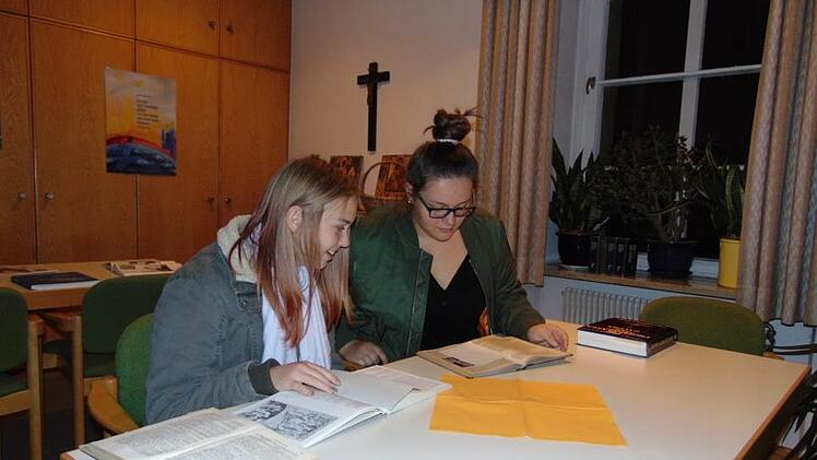 Selina und ihre Freundin lesen die altdeutsche Schrift. Foto: Petra Malbrich