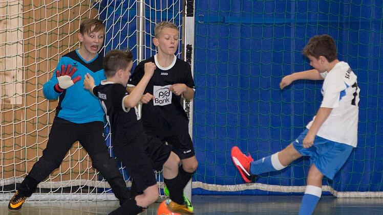 Trotz des 1:0-Sieges gegen den SV Steinwiesen (schwarze Trikots) musste die SG Neukenroth ihrem Gegner den Vortritt lassen.