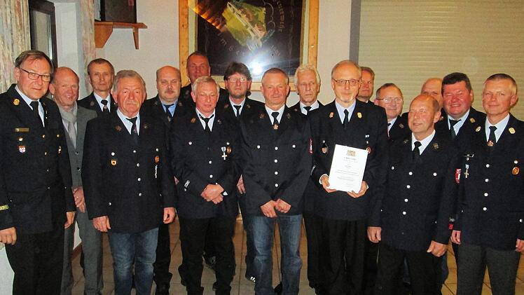 Kreisbrandmeister Benno Metz und Bürgermeister Kickuth (von links) würdigten vier Jahrzehnte Feuerwehrdienst mit dem staatlichen Ehrenkreuz in Gold. Winfried Ehling