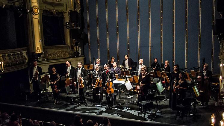 Begeisterten Applaus gab es für Sergey Malov als Solist und Dirigent und für das Philharmonische Orchester beim Sinfoniekonzert im Landestheater Coburg.Foto: Jochen Berger