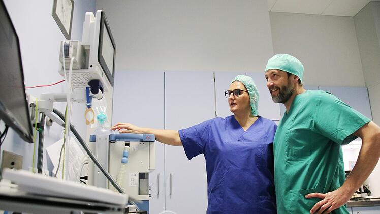 Geschäftsführer Udo Kunzmann lässt sich ein Narkosegerät erklären. Foto: Schanz