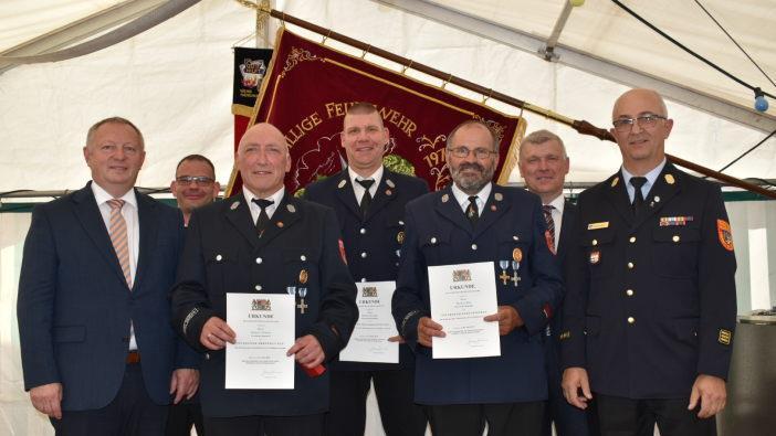 Staatliche Ehrungen langjähriger aktiver Feuerwehrleute  von Landrat Thomas Bold (links), Kommandant Timo Stöber, Hubert Simon (40 Jahre Dienstzeit), Heiko Ziegler (25 Jahre Dienstzeit), Rainer Sixt (40 Jahre Dienstzeit, Bürgermeister Alfred Gündling undKreisbrandinspektor Roland Geis.Andreas Lomb