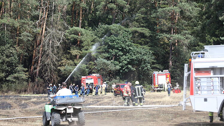 Mehrere Wald- und Flächenbrände in Mittelfranken wegen Trockenheit: Polizeihubschrauber löschen aus der Luft