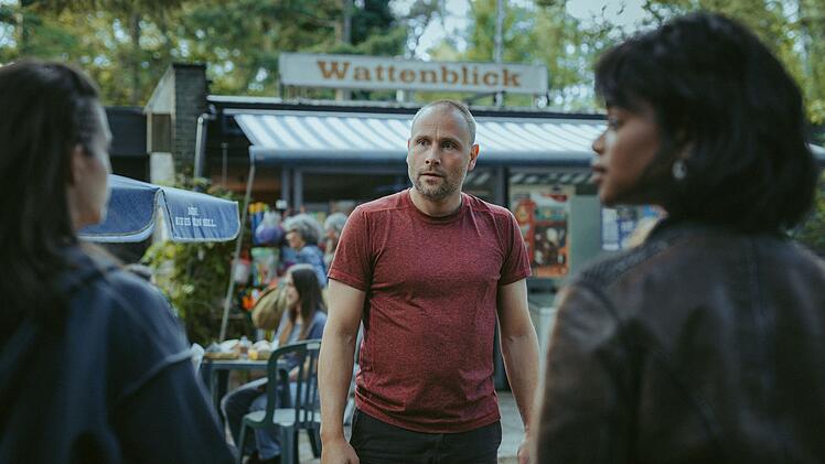 Soma (Lisa-Marie Koroll, links), Paula (Melodie Simina) und ihr Freund Flynt stellen ihren Camper auf dem Campingplatz von Ben Sandmann (Max Riemelt) ab. Als Soma ihn damit konfrontiert, dass sie ihn nackt aus dem Watt habe kommen sehen, reagiert er seltsam.